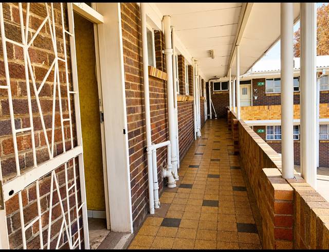 2 BEDROOM FLAT FOR SALE IN VANDERBIJLPARK CW 6